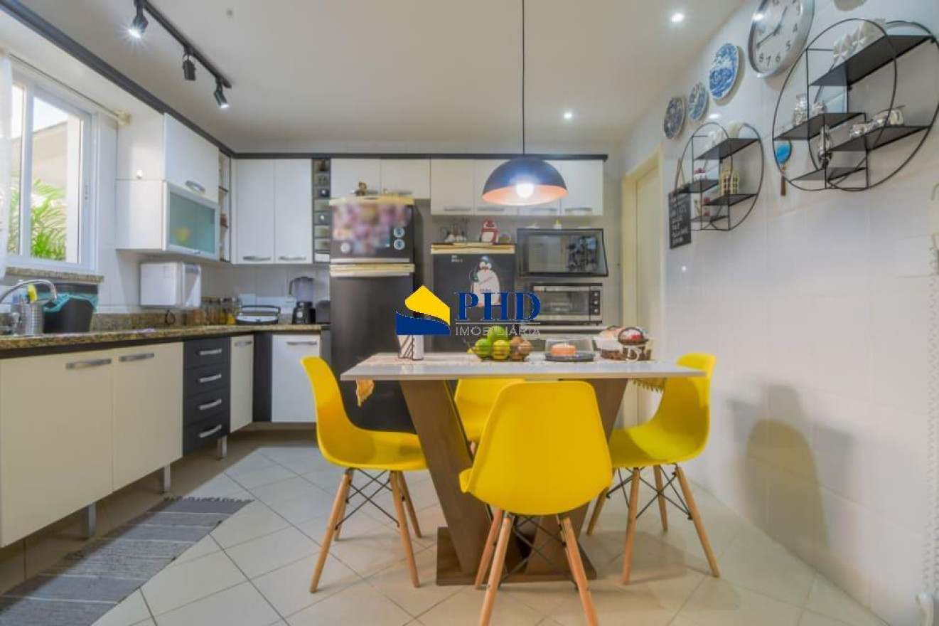 Casa 4 Quartos 220m² 