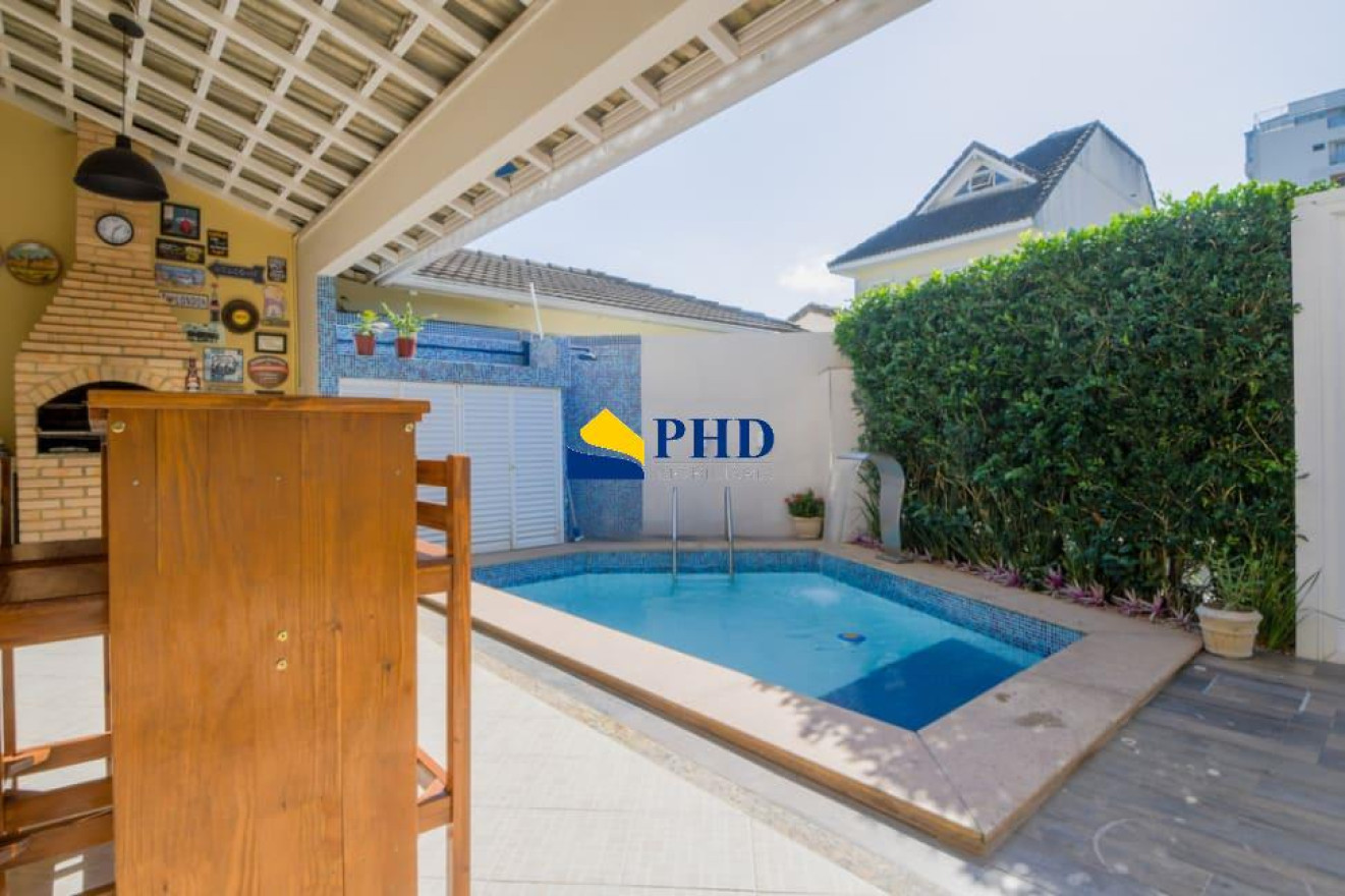Casa 4 Quartos 220m² 