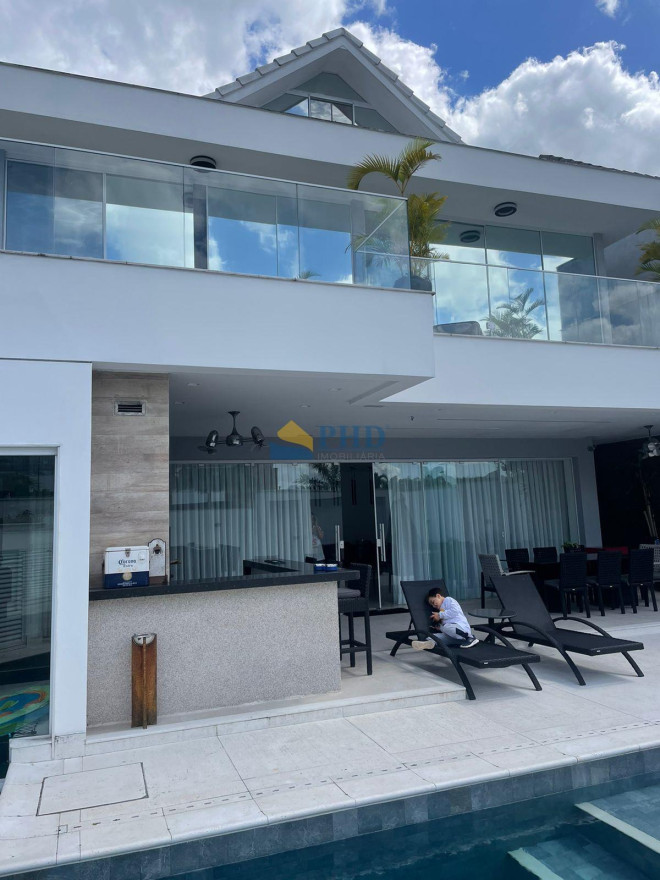 Casa 5 Quartos 329m² 